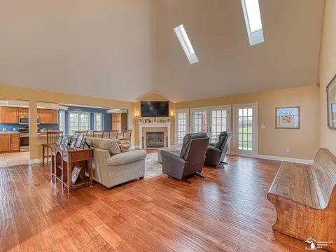 Living - 3340 Reinhardt, Monroe, MI 48162 photo 2 of 9