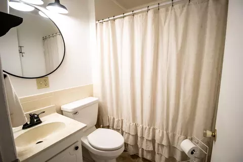 Bath - 815 State, Vassar, MI 48768 photo 2 of 5