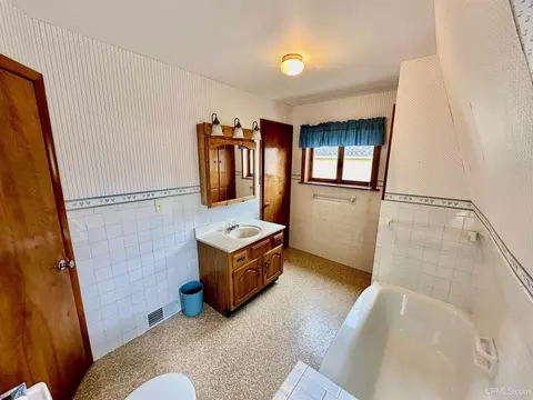 Bath - 442 W Empire, Ishpeming, MI 49849 photo 3 of 4