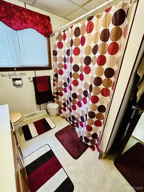 Bath - 618 Mitchell, Negaunee, MI 49866 photo 2 of 2