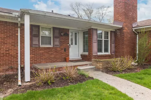 Exterior - 899 S Brys, Grosse Pointe Woods, MI 48236 photo 3 of 7