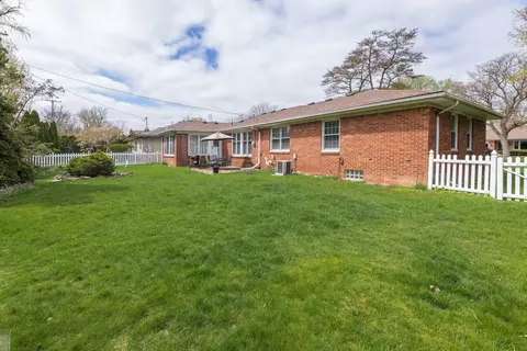 Exterior - 899 S Brys, Grosse Pointe Woods, MI 48236 photo 5 of 7