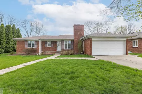 899 S Brys, Grosse Pointe Woods, MI 48236