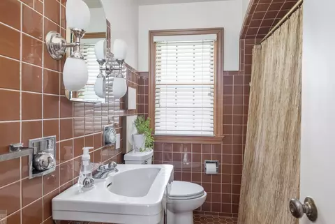 Bath - 899 S Brys, Grosse Pointe Woods, MI 48236 photo 2 of 2