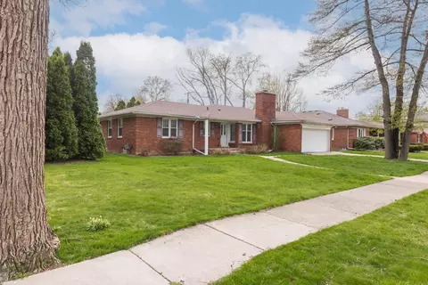 Exterior - 899 S Brys, Grosse Pointe Woods, MI 48236 photo 6 of 7