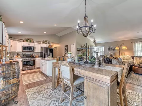 Dining - 3291 Baycrest, Monroe, MI 48162 photo 2 of 3