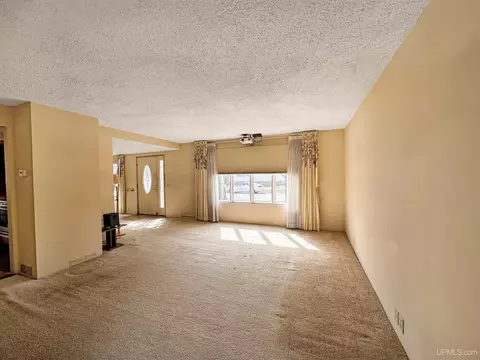 623 S 19th, Escanaba, MI 49829 photo 4