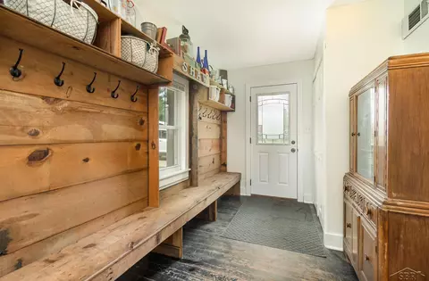 Entry Way - 15490 Gratiot, Hemlock, MI 48626 photo 1 of 1
