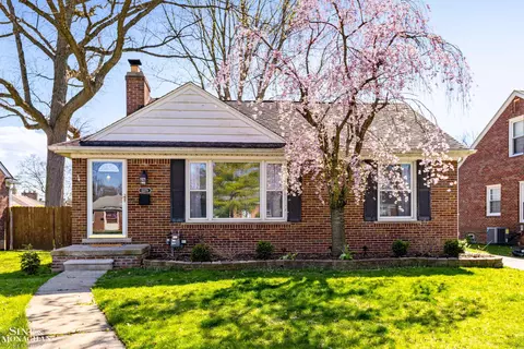 2279 Stanhope, Grosse Pointe Woods, MI 48236 photo 2