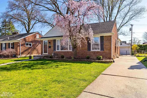 2279 Stanhope, Grosse Pointe Woods, MI 48236 photo 3
