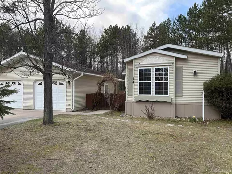 34 Maple View Dr, Gladstone, MI 49837
