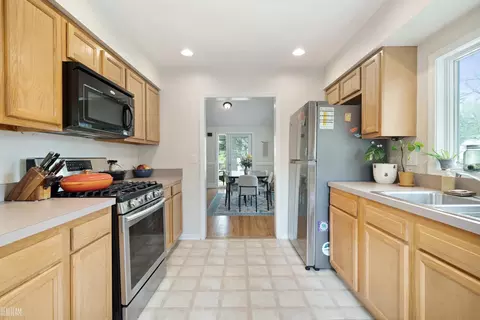 Kitchen - 3127 Devondale, Rochester Hills, MI 48309 photo 2 of 3