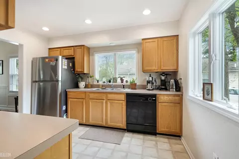 Kitchen - 3127 Devondale, Rochester Hills, MI 48309 photo 3 of 3