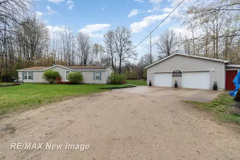 4718 W Olson, Shepherd, MI 48883 photo 2