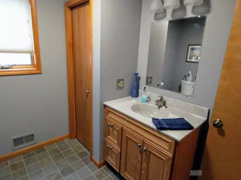 Bath - 4599 Queens, Gladwin, MI 48624 photo 2 of 5