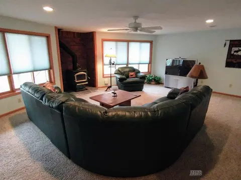 Living - 4599 Queens, Gladwin, MI 48624 photo 5 of 9