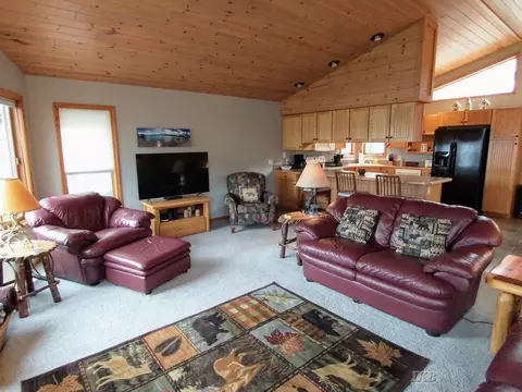 Living - 4599 Queens, Gladwin, MI 48624 photo 4 of 9
