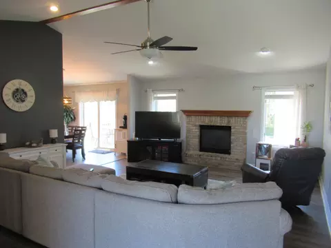 Living - 6261 Boulder, Flushing, MI 48433 photo 1 of 2