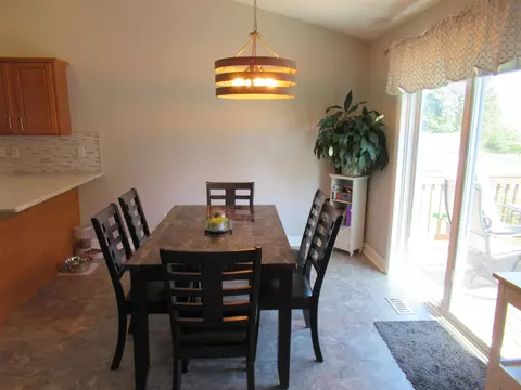 Dining - 6261 Boulder, Flushing, MI 48433 photo 3 of 3