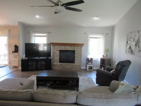 Living - 6261 Boulder, Flushing, MI 48433 photo 2 of 2
