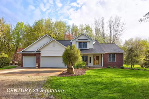 2555 E Mallard Lake Trl, Midland, MI 48640