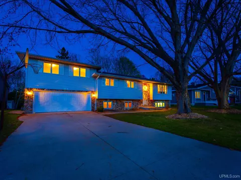 1406 West, Marquette, MI 49855