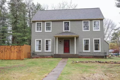 1005 Pinewood, Iron Mountain, MI 49801
