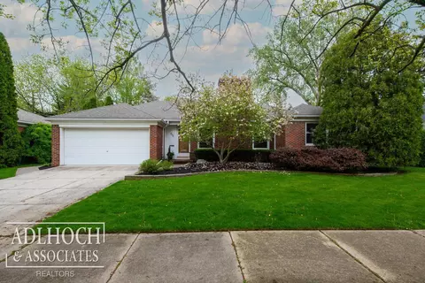 806 Hollywood, Grosse Pointe Woods, MI 48236