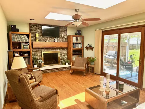 Living - 9601 Crabb, Temperance, MI 48182 photo 4 of 5