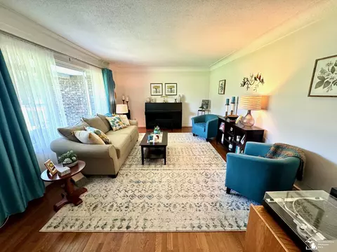 Living - 9601 Crabb, Temperance, MI 48182 photo 2 of 5