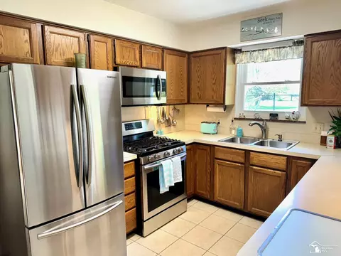 Kitchen - 9601 Crabb, Temperance, MI 48182 photo 1 of 2