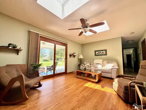 Living - 9601 Crabb, Temperance, MI 48182 photo 5 of 5