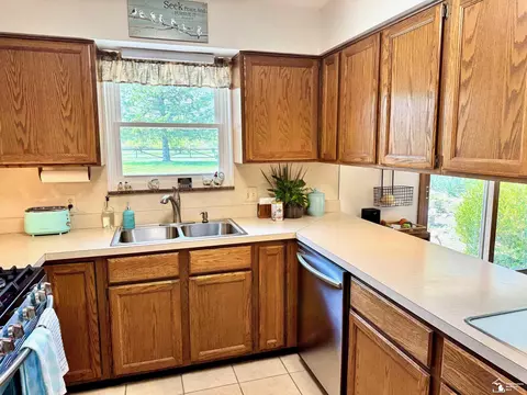 Kitchen - 9601 Crabb, Temperance, MI 48182 photo 2 of 2