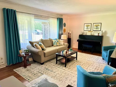 Living - 9601 Crabb, Temperance, MI 48182 photo 3 of 5
