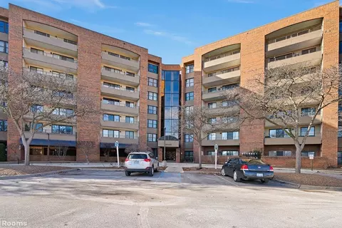 3306 Country Clb, Saint Clair Shores, MI 48082