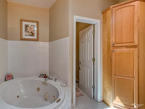 Bath - 779 Saint James Park, Monroe, MI 48161 photo 2 of 5