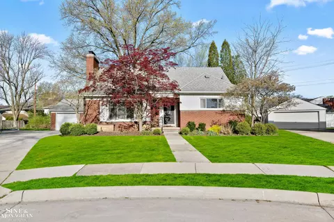 20057 Ghesquiere, Grosse Pointe Woods, MI 48236