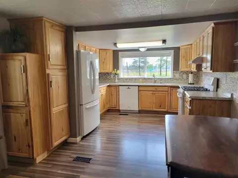 Kitchen - 851 E Hickory, Beaverton, MI 48612 photo 3 of 7