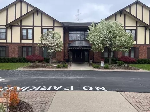 1750 Vernier #27, Grosse Pointe Woods, MI 48236
