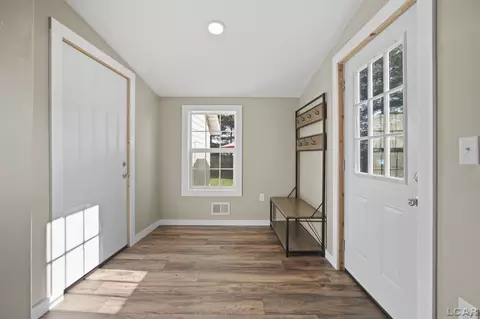 Entry Way - 1025 E Carleton, Adrian, MI 49221 photo 4 of 4