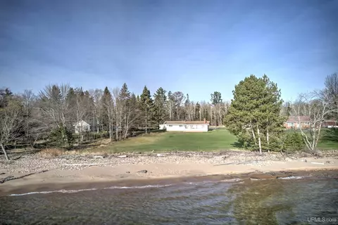 13043 Bayshore, Baraga, MI 49908