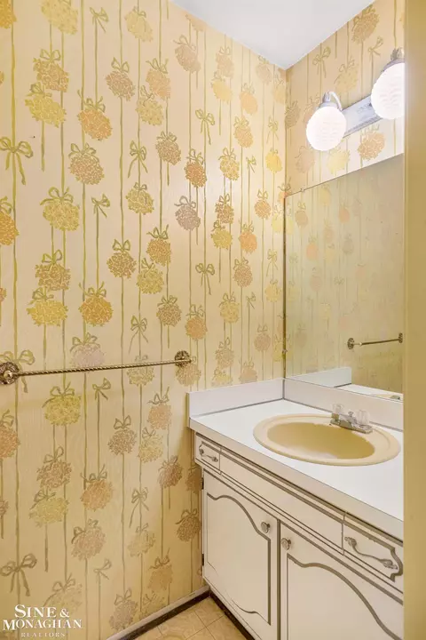 607 Canterbury, Grosse Pointe Woods, MI 48236 photo 16