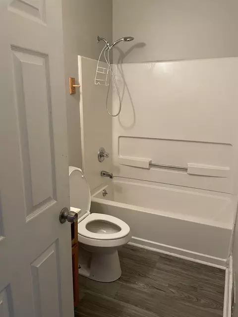 Bath - 1501 Flushing, Flint, MI 48504 photo 2 of 5