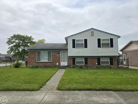 17380 E Pointe, Roseville, MI 48066