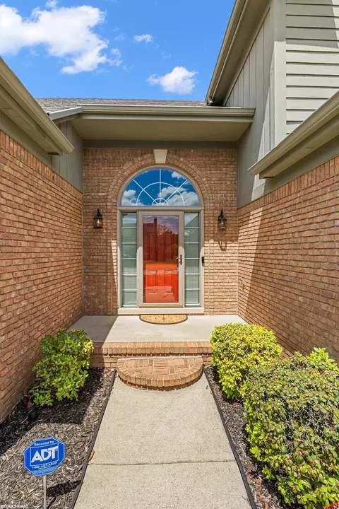 20545 Breezeway Dr, Macomb, MI 48044 photo 2