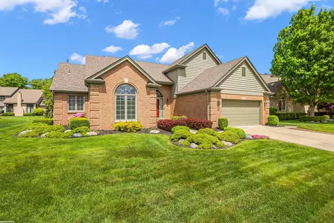 20545 Breezeway Dr, Macomb, MI 48044