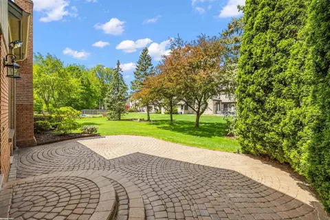 20545 Breezeway Dr, Macomb, MI 48044 photo 3