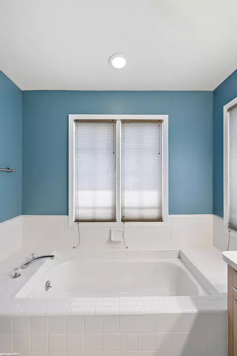 20545 Breezeway Dr, Macomb, MI 48044 photo 23