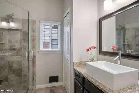 Bath - 20798 Stalybridge, Macomb, MI 48044 photo 1 of 5