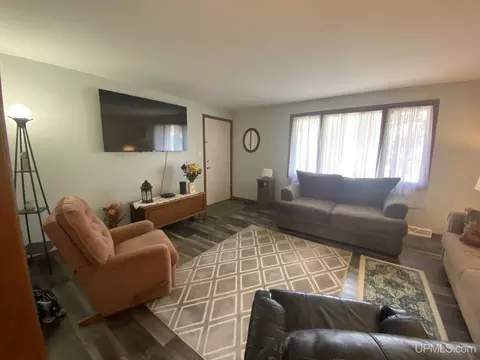 Living - 611615 E Main, Iron Mountain, MI 49801 photo 3 of 5